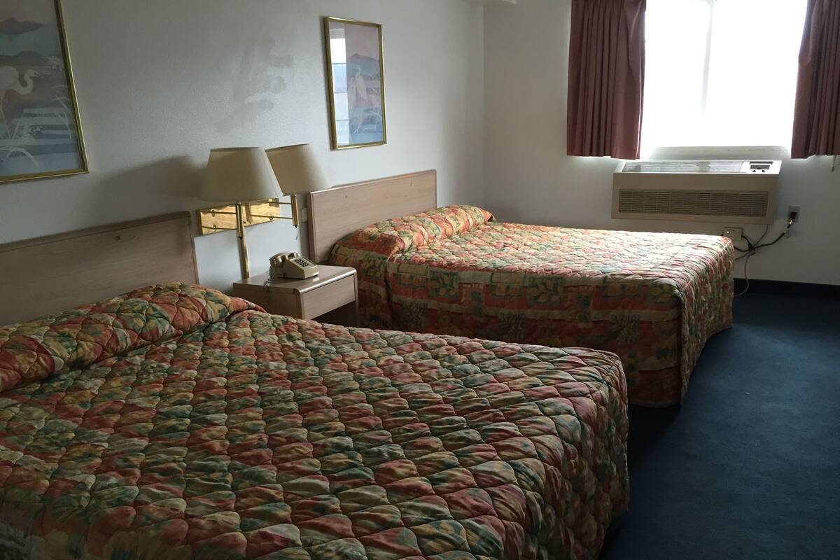 Quarto casal, 2 camas Queen, geladeira e micro-ondas | Escrivaninha, ferros/tábuas de passar roupa, Wi-Fi de cortesia