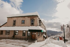 Un edificio con tejado nevado y un letrero que indica que es un restaurante.