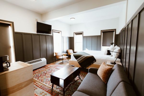Chambre Deluxe, 1 très grand lit et 1 canapé-lit | Coin séjour | TV connectée de 40 pouces avec chaînes par câble, télévision