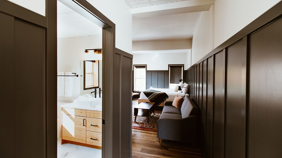 The Flying Steamshovel Inn