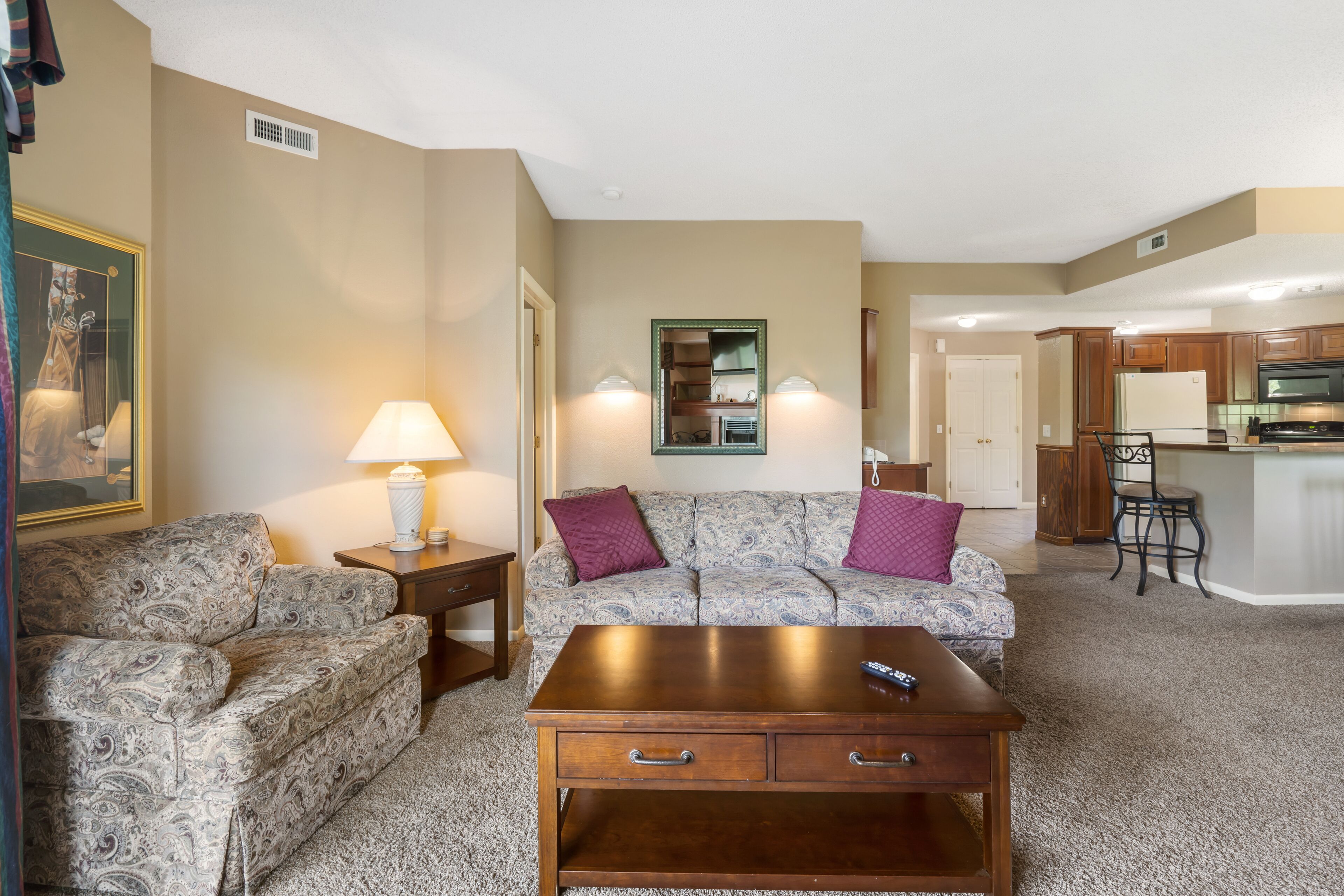 2 Bedroom Villa | Área de estar | TV de tela plana 32 polegadas com canais a cabo, TV, DVD player