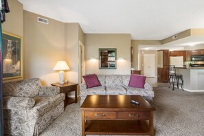 2 Bedroom Villa | Oppholdsområde | En 32-tommers Flatskjerm-TV med kabel-kanaler samt TV og DVD-spiller