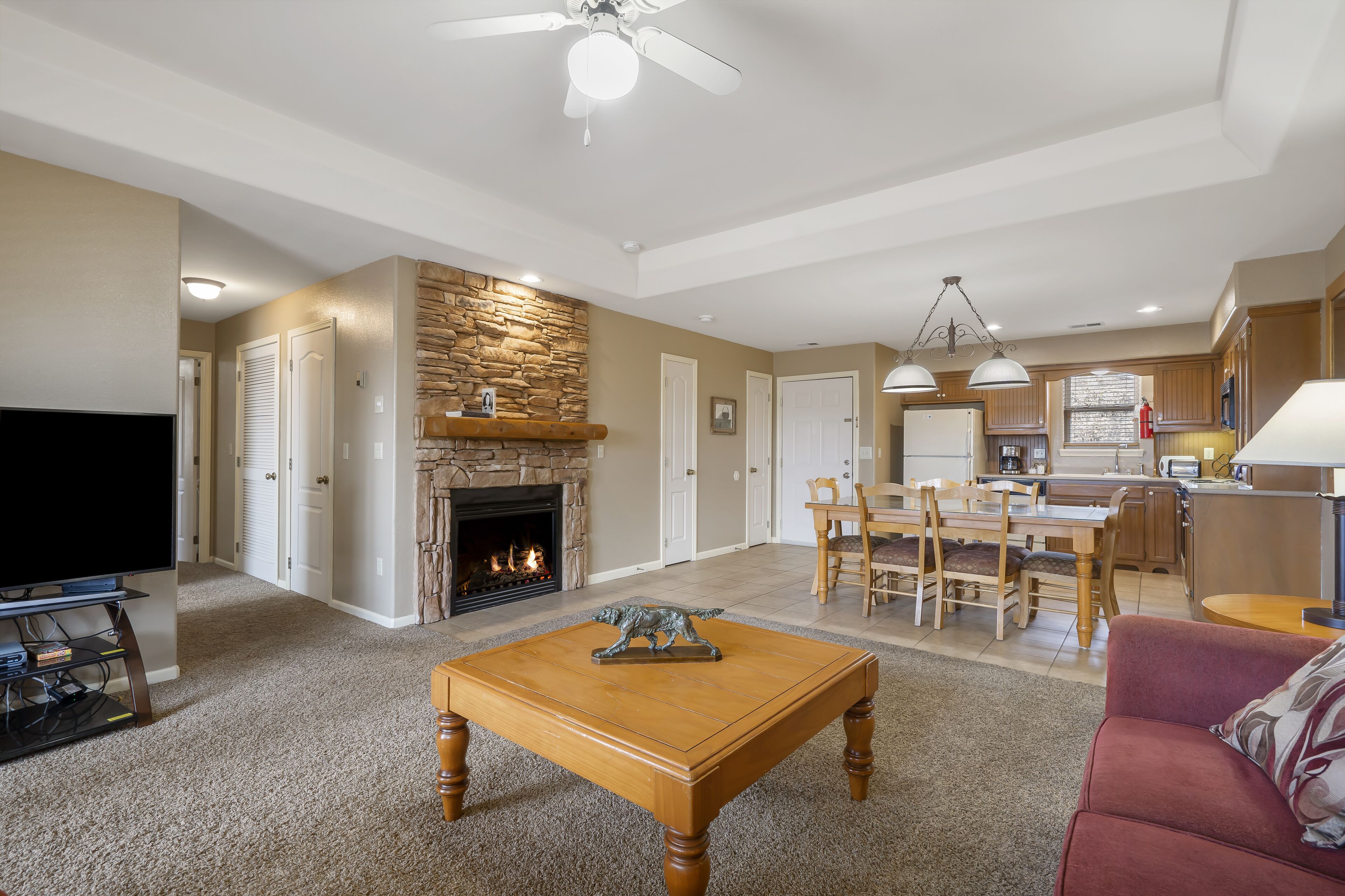 1 Bedroom Deluxe Condo | リビング エリア | 32 インチの薄型テレビ (ケーブル放送視聴可)、テレビ、DVD プレーヤー