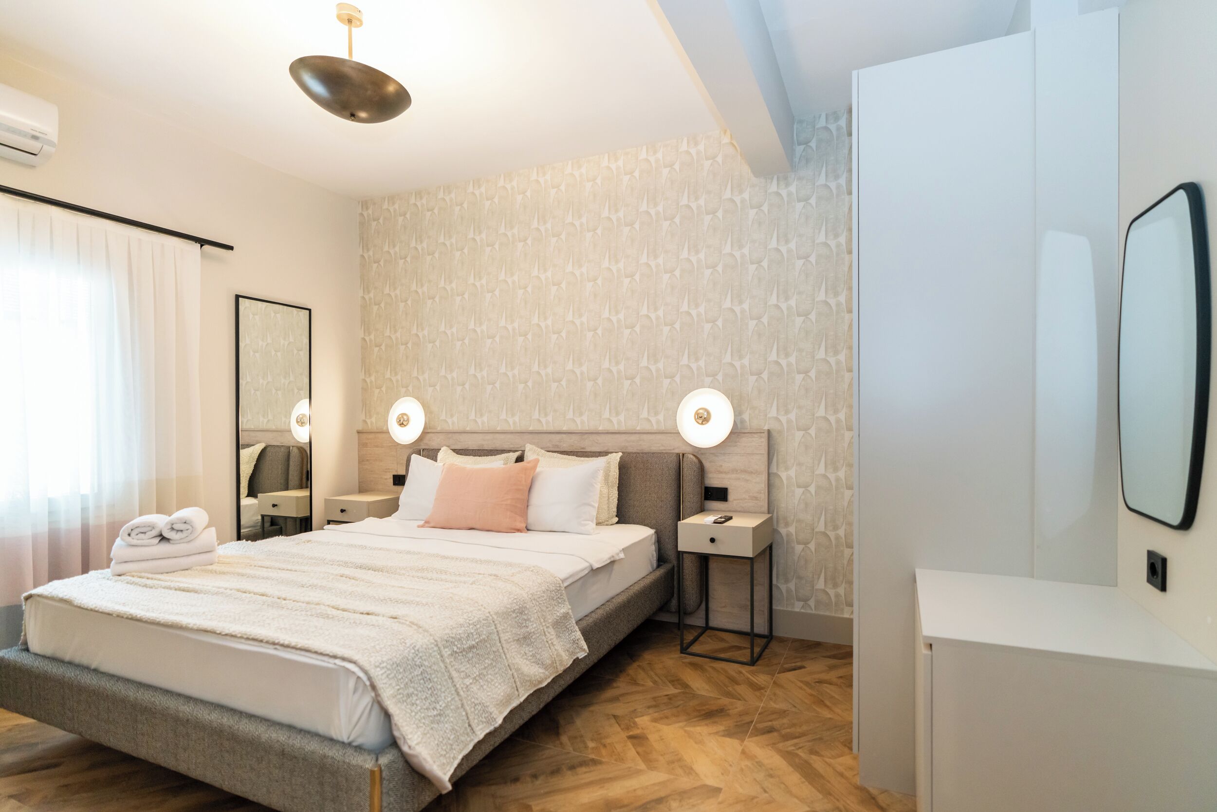 Sengetøy av topp kvalitet, minibar, skrivebord og lydisolert