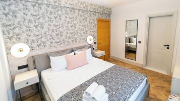 Ropa de cama de alta calidad, minibar y escritorio