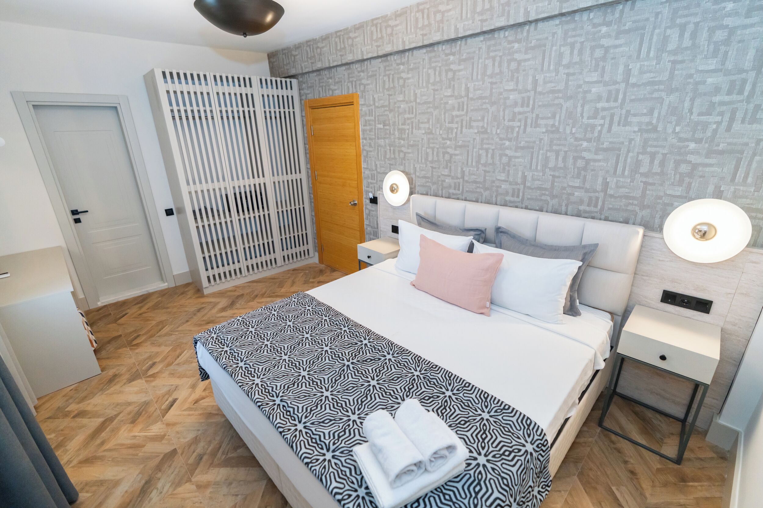 Ropa de cama de alta calidad, minibar y escritorio 