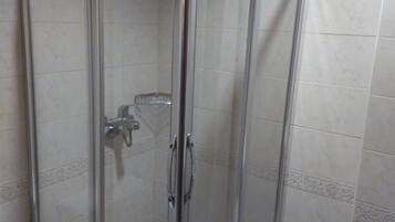 Dusche, kostenlose Toilettenartikel, Haartrockner, Hausschuhe