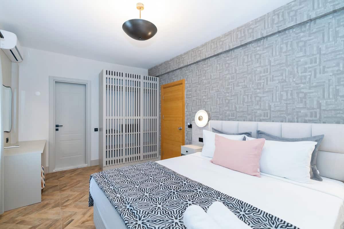 Un dormitorio con cama, mesita de noche y armario.