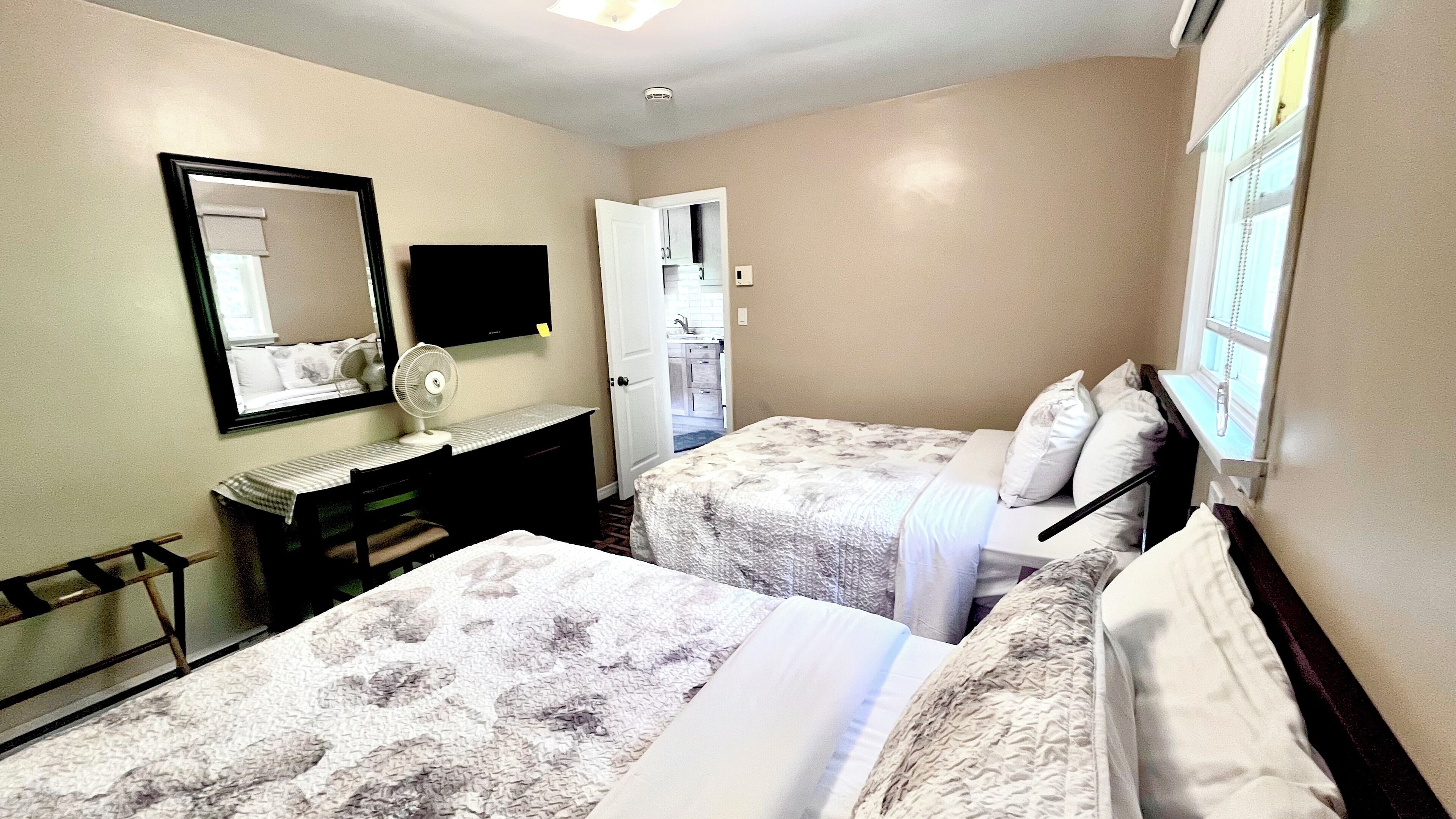 家庭套房, 多張床, 小廚, 湖景 | 高級寢具、書桌、免費 Wi-Fi、床單