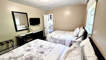 Suite familiar, varias camas, cocina básica, vistas al lago | 1 dormitorio, ropa de cama de alta calidad, escritorio y wifi gratis