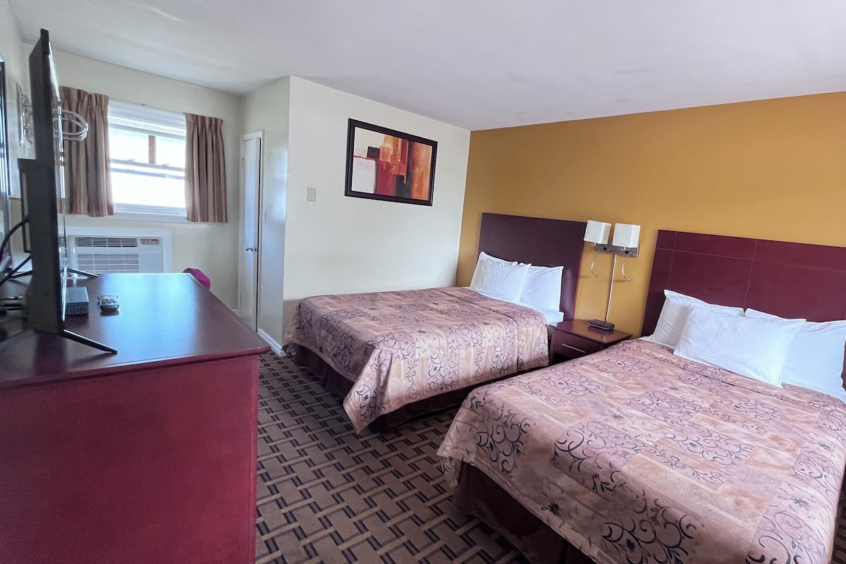 1 bedroom, premium bedding, desk, free WiFi
