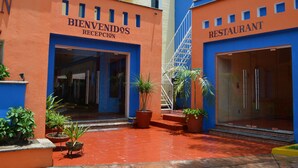 A building with a reception area and a restaurant. - Hotel La Rienda Misión Tequillan (Tequila)