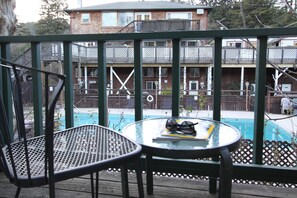 Cabaña, 1 cama de matrimonio grande, vistas a la piscina | Exterior