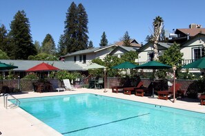 Una piscina al aire libre, tumbonas
