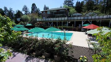 Piscine extérieure, chaises longues