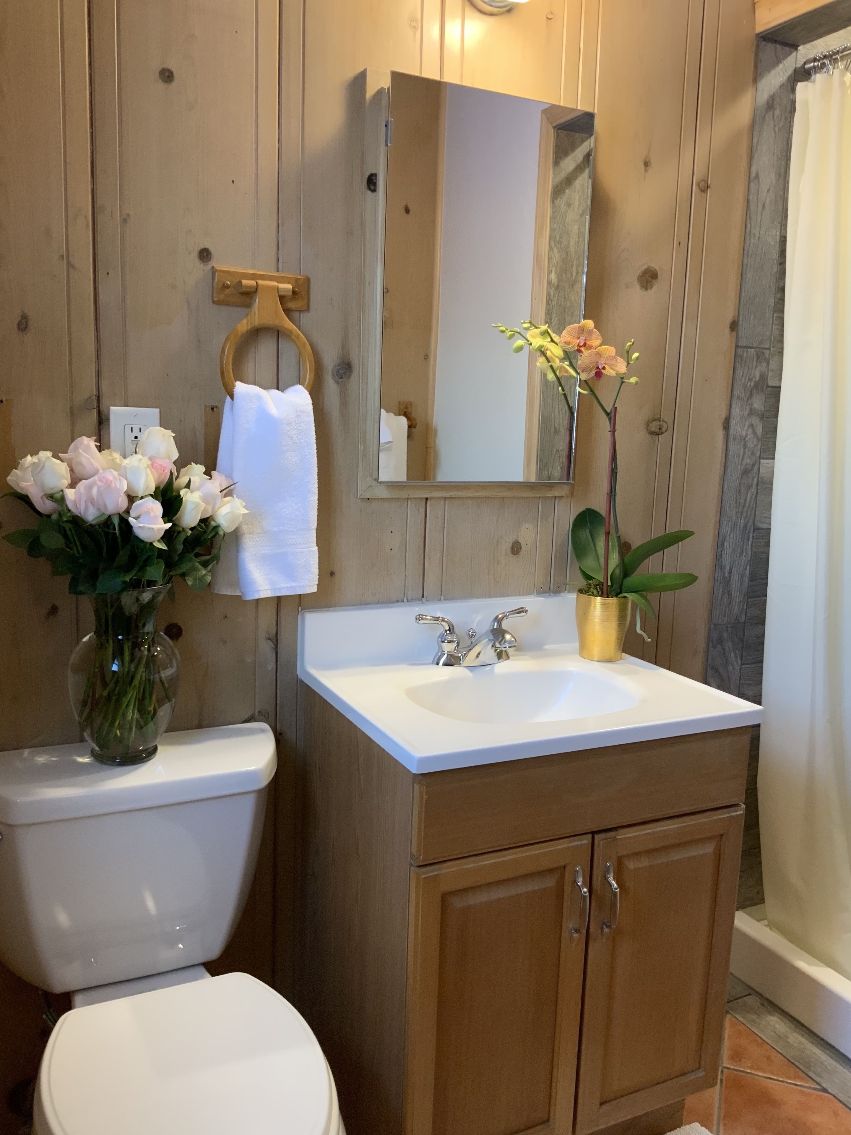 basic room, 1 queen bed, refrigerator, corner | living area | 20-inch tv with cable channels