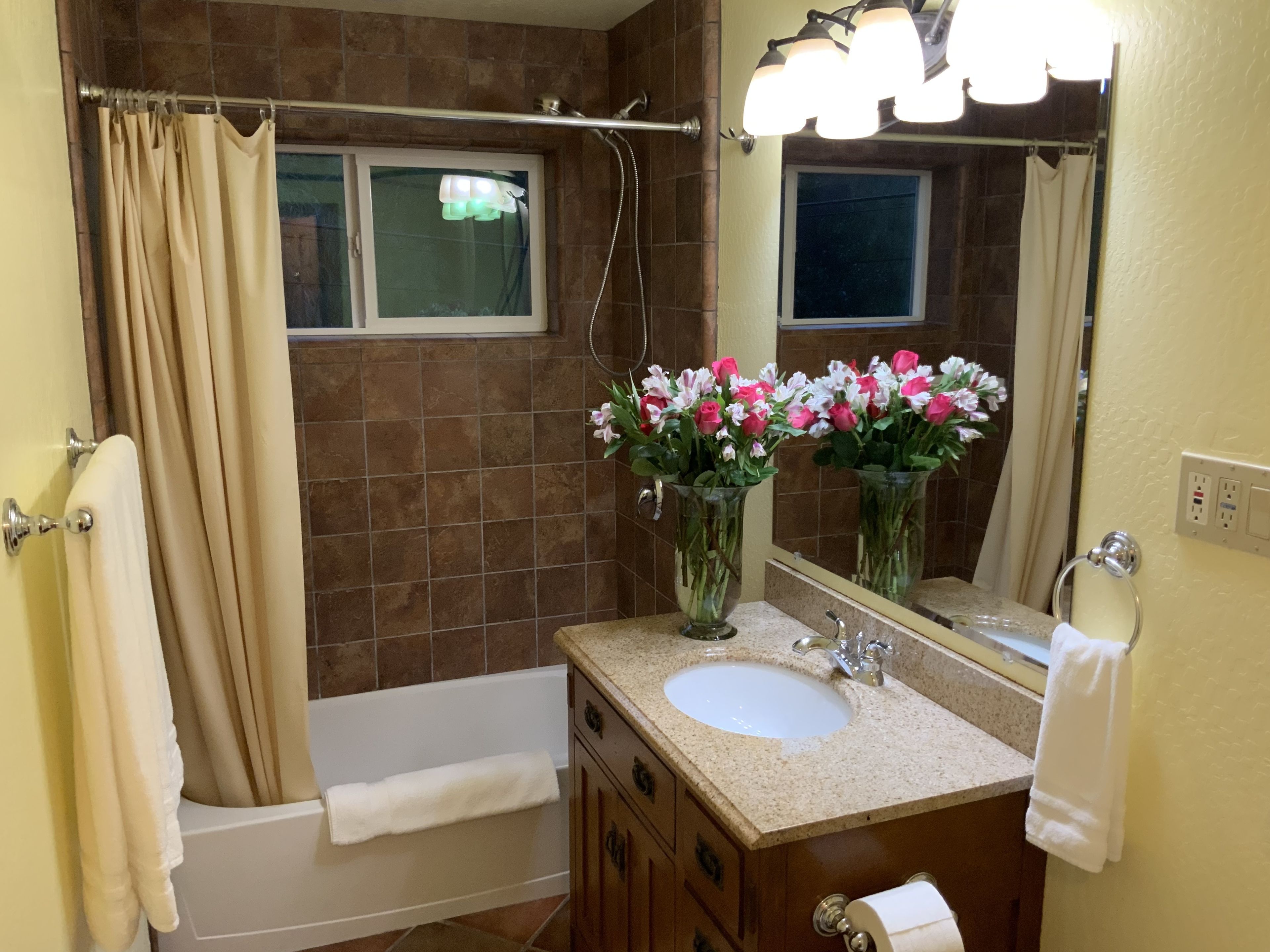 single room, 1 king bed, garden view | room amenity