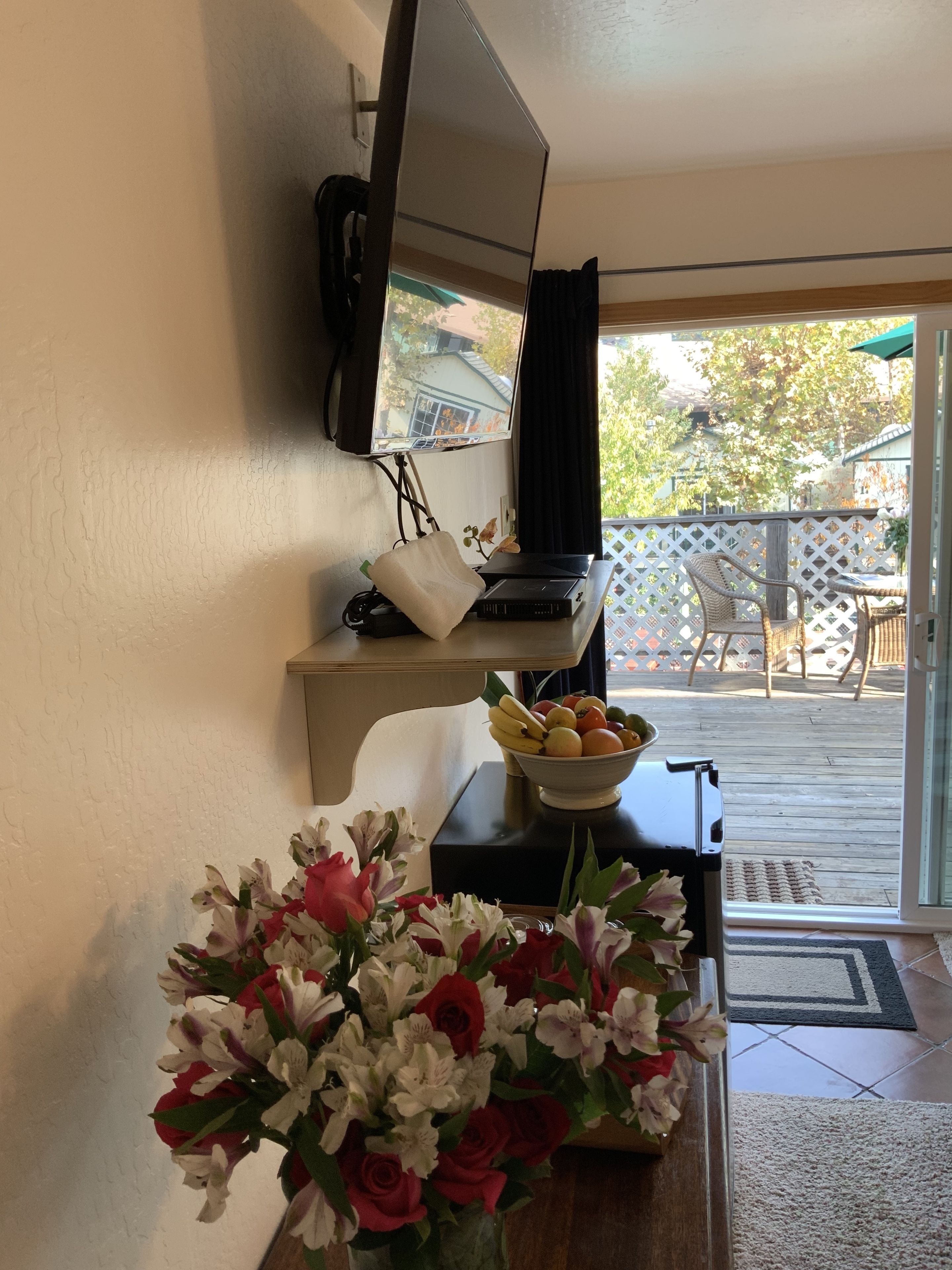 single room, 1 king bed, garden view | living area | 20-inch tv with cable channels