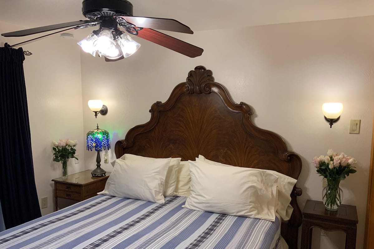 Single Room, 1 King Bed, Garden View | Living area | 20-inch TV with cable channels