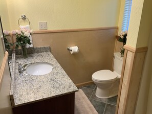 Casa de campo Grand, 1 cama de matrimonio grande con sofá cama, cocina, vistas al jardín | Baño | Secador de pelo y toallas