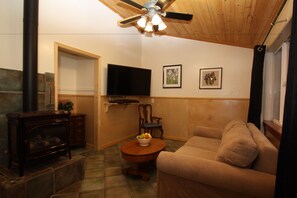 Blackout curtains, free WiFi, bed sheets, wheelchair access - The Woods Hotel - Gay LGBTQ Cabins (Guerneville)