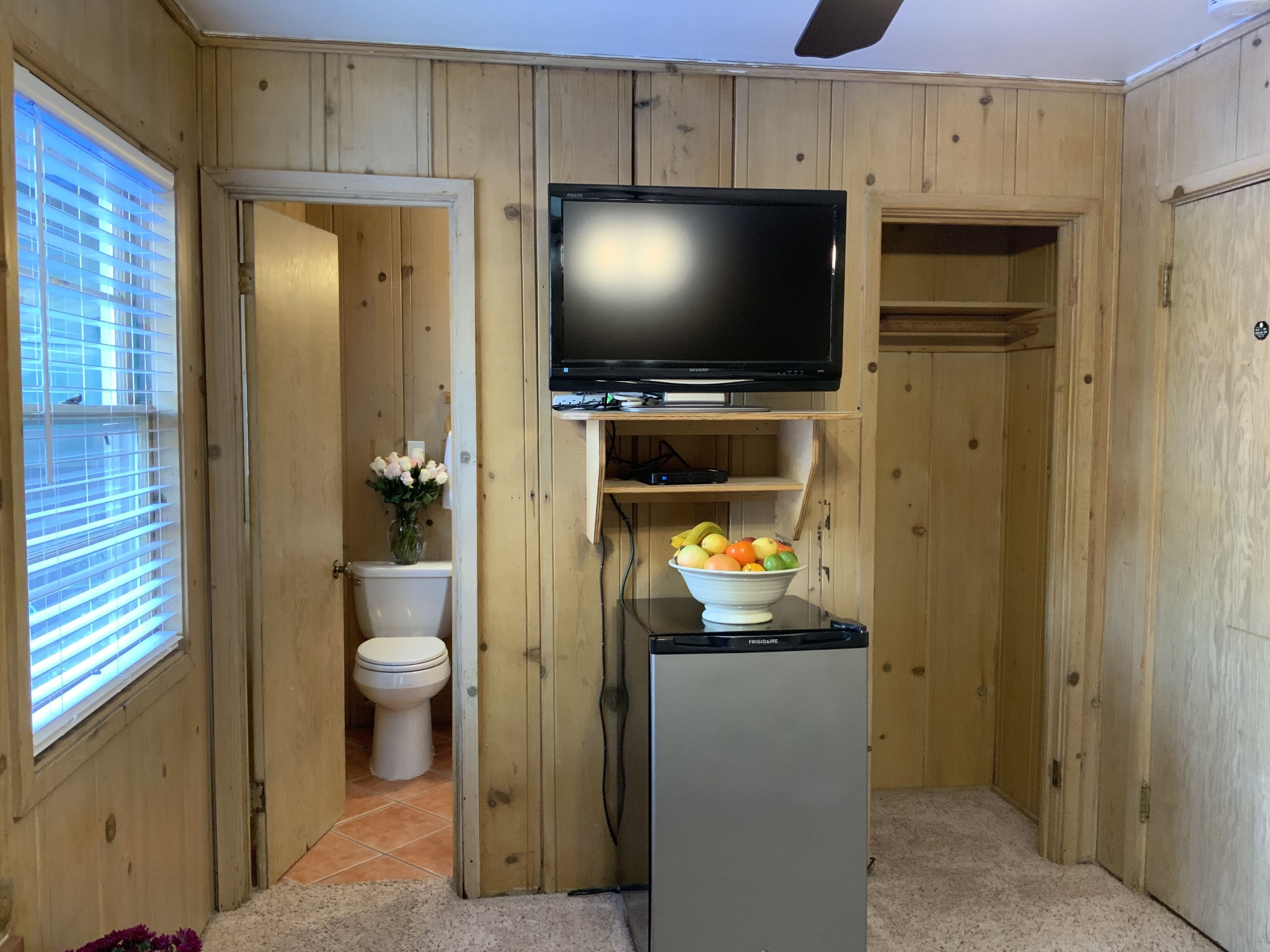 basic room, 1 queen bed, refrigerator, corner | living area | 20-inch tv with cable channels