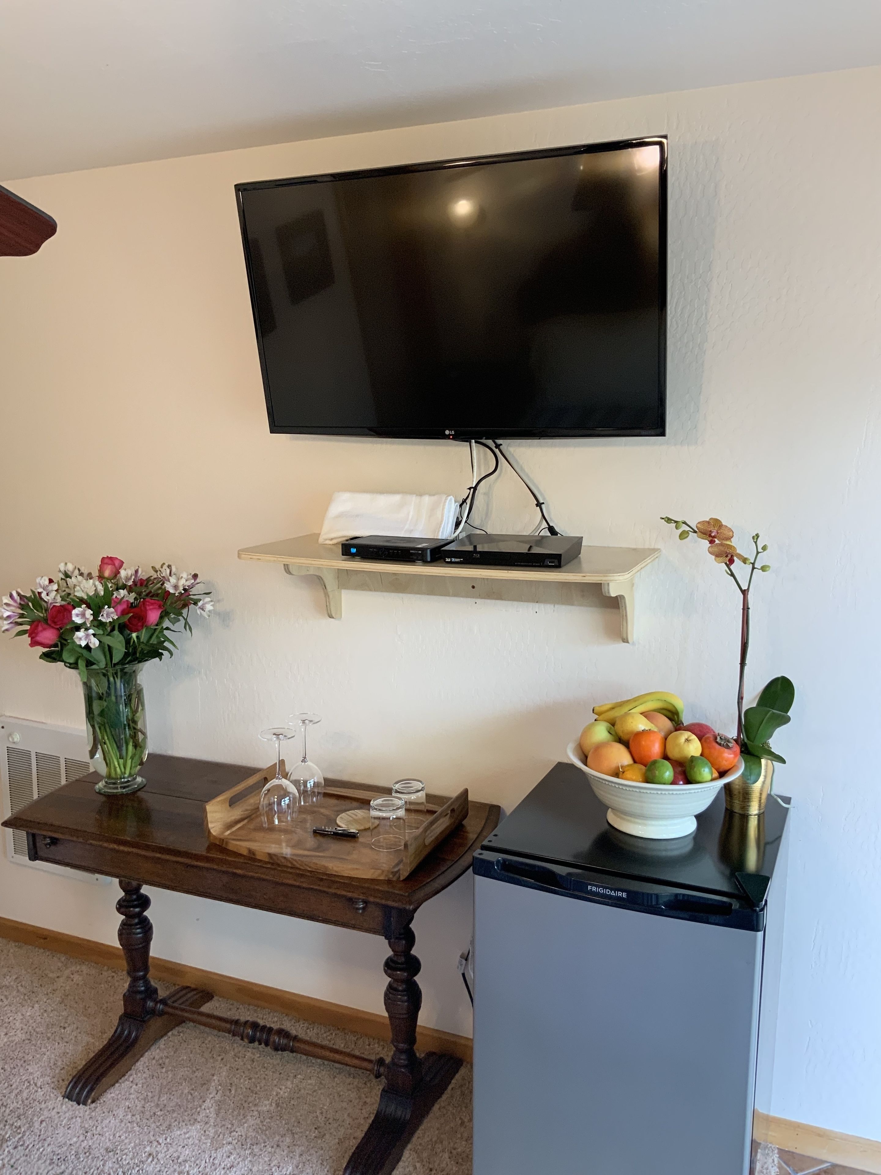 single room, 1 king bed, garden view | living area | 20-inch tv with cable channels