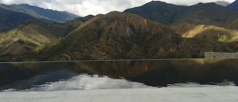 Una piscina al aire libre, una piscina infinita