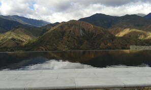 Outdoor pool, an infinity pool - Villa Beatriz Lodge (Vilcabamba)
