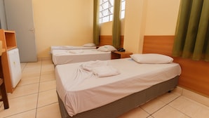 A hotel room with two beds, a desk, and a wardrobe. - Hotel Guanabara (Belo Horizonte)