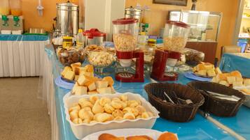 Café da manhã com buffet grátis todos os dias