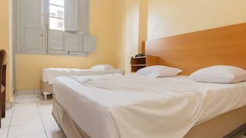 Quarto triplo | Frigobar, escrivaninha, cortinas blackout, ferros/tábuas de passar roupa