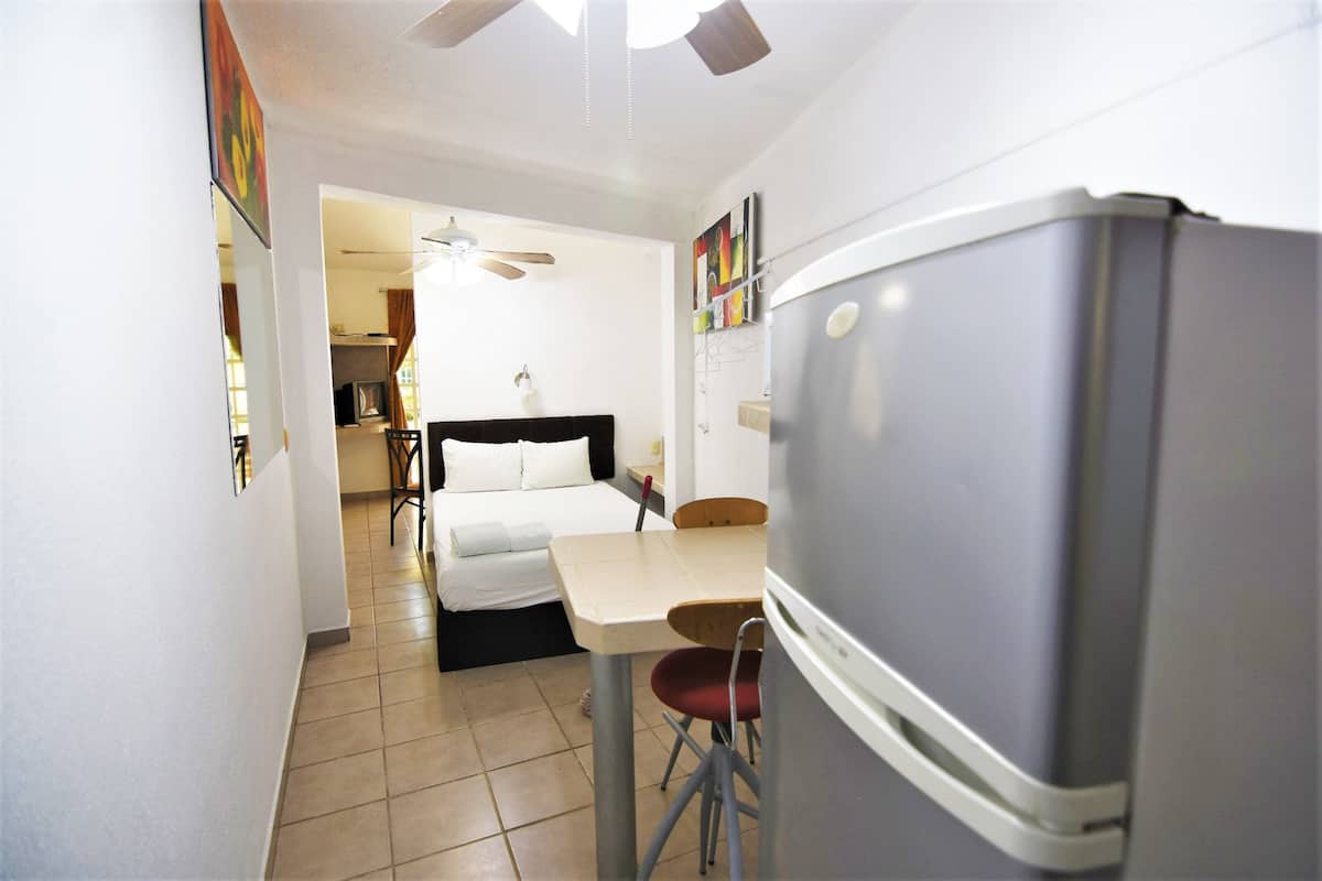 Standard Studio | Iron/ironing board, WiFi (free), individually decorated, bed sheets