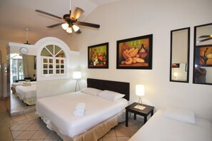 Deluxe Studio, Kitchen, Pool View | Individually decorated, iron/ironing board, free WiFi, bed sheets - Tulipanes Cancun (Cancun)