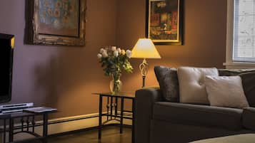 Leilighet – superior, 1 soverom, kjøkken | Oppholdsrom | En 32-tommers Flatskjerm-TV med kabel-kanaler samt TV