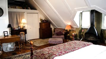 John Schneider Suite (1 Queen Bed, Private Bathroom) | 1 bedroom, premium bedding, individually decorated