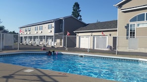 Seasonal outdoor pool - Fox Motor Inn (Greater Napanee)