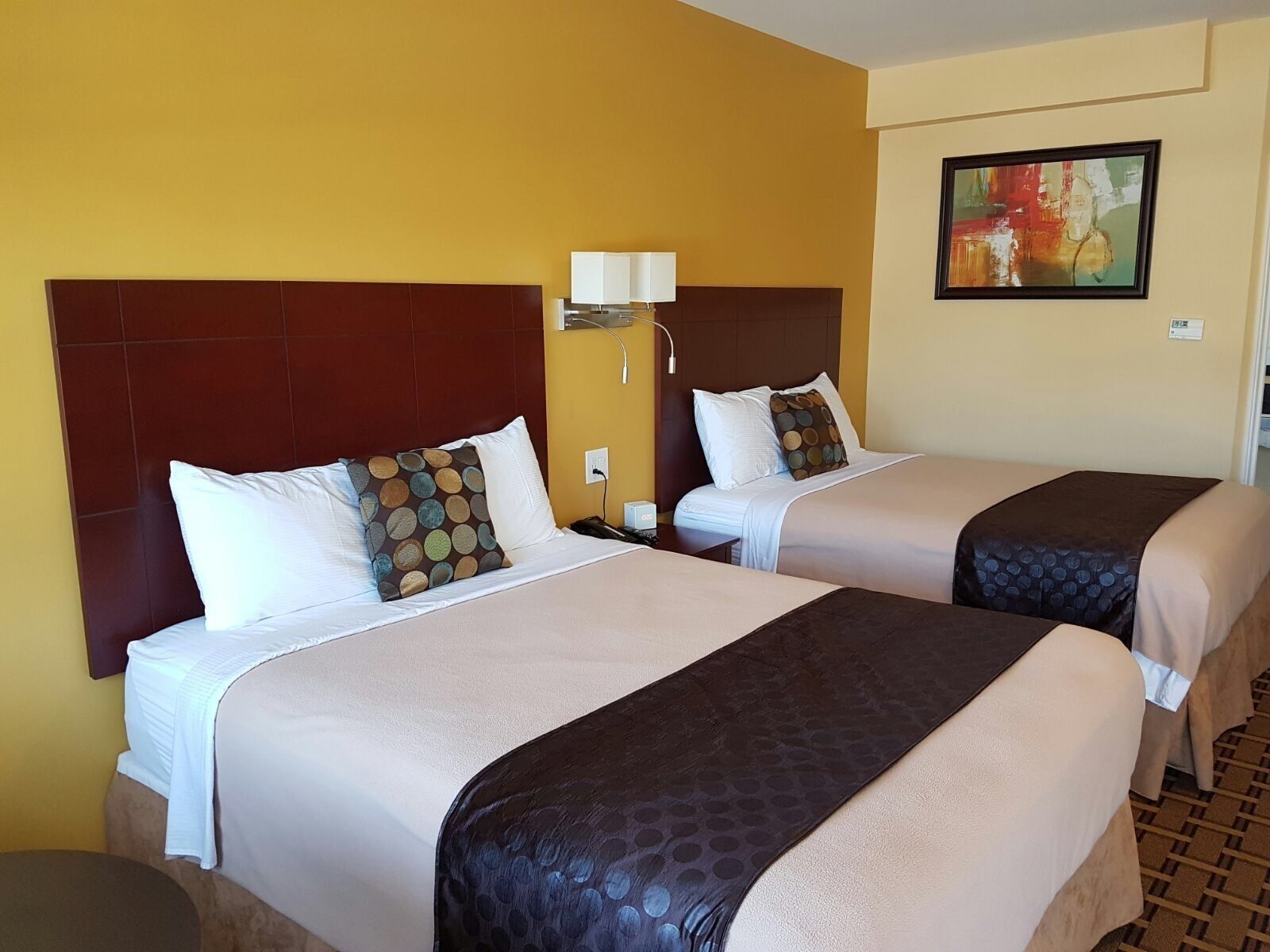 Habitación estándar, 2 camas Queen size | Escritorio, insonorización, wifi gratis y ropa de cama 