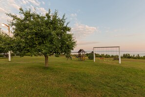 Children’s play area – outdoor - Motel au Fleuve d'Argent (Rivière-du-Loup)