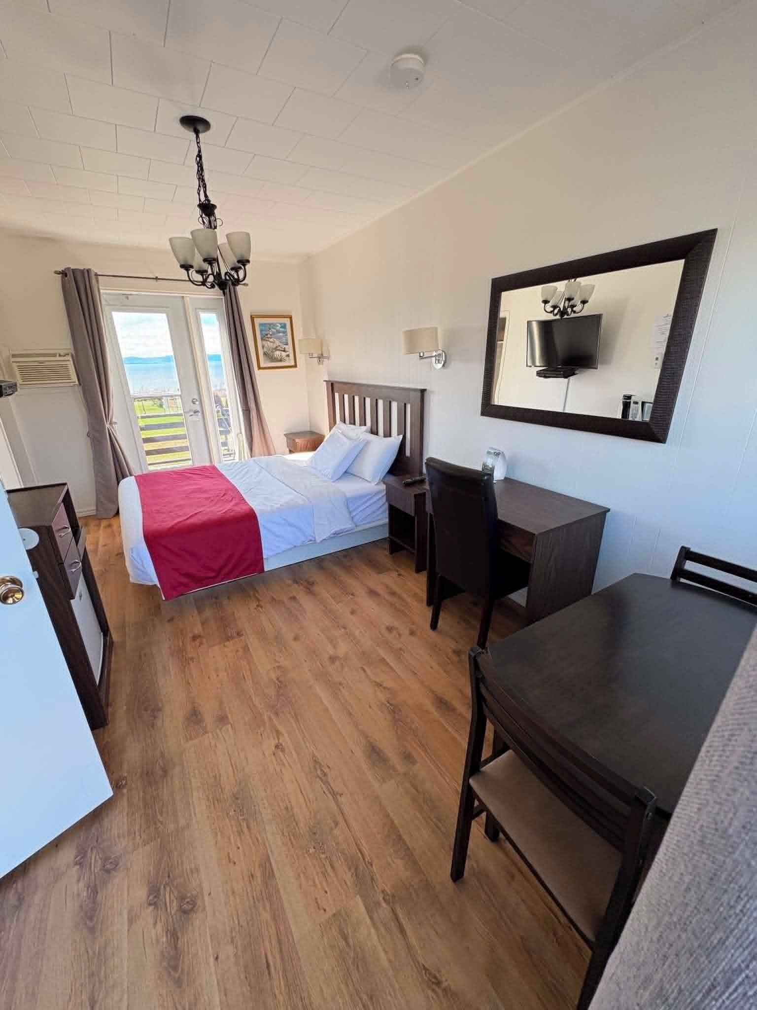 Basic Room | Desk, free WiFi, bed sheets