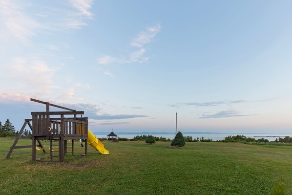 Children’s play area – outdoor - Motel au Fleuve d'Argent (Rivière-du-Loup)