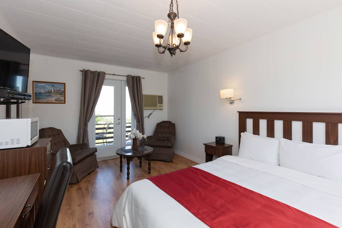Camera, 1 letto queen, balcone | Una scrivania, Wi-Fi gratuito, lenzuola