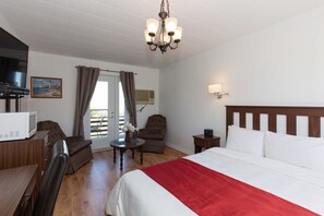 Chalet básico, varias camas, balcón | Escritorio, wifi gratis y ropa de cama 