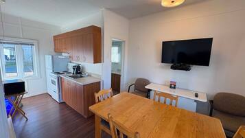 1 à 4 personnes, avec cuisine et 1 chambre fermée | Cuisine privée | Réfrigérateur, four à micro-ondes, cafetière-théière