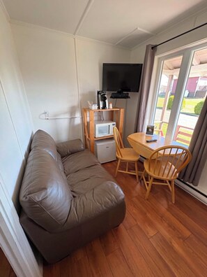 Chalet 1 à 4 personnes - 2 chambres fermées | Área de sala de estar | Televisión de pantalla plana 