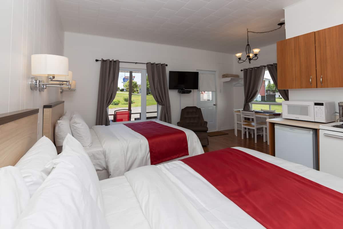 Chalet, 2 letti matrimoniali, balcone | Una scrivania, Wi-Fi gratuito, lenzuola