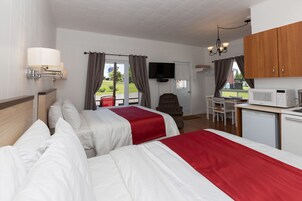 Chalet, 2 Double Beds, Balcony | Desk, free WiFi, bed sheets