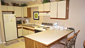 Coffee/tea maker, full-sized fridge, microwave, stovetop - Beachwood Villa by Rivard (Santa Rosa Beach)