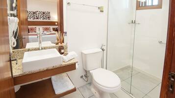 Suíte standard | Roupas de cama antialérgicas, frigobar, individualmente decorados