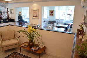 Café da manhã com buffet grátis todos os dias